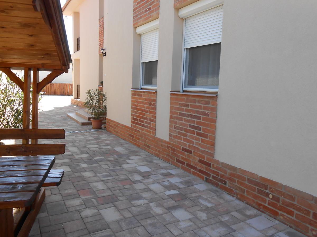 Imola Es Andrea Apartmanhaz 2 Hajduszoboszlo Luaran gambar
